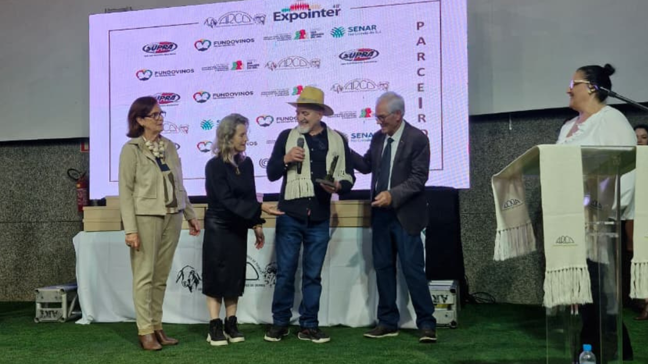 Pedro Rocha de Abreu Filho é homenageado com o Troféu Ovelheiro na Expointer 2025